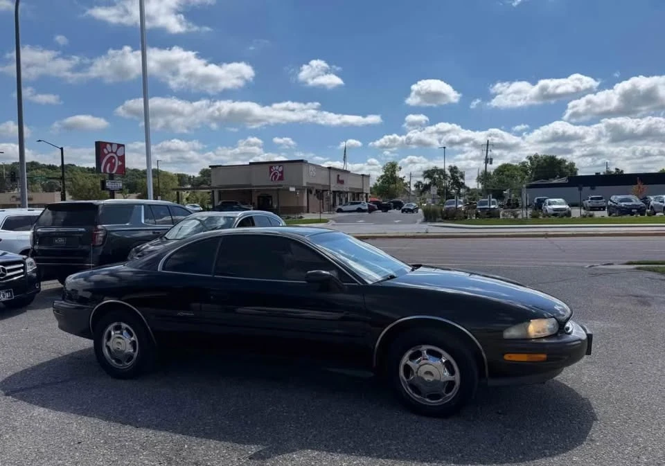 1998 Buick Riviera 8th Gen - Image 7 of 19