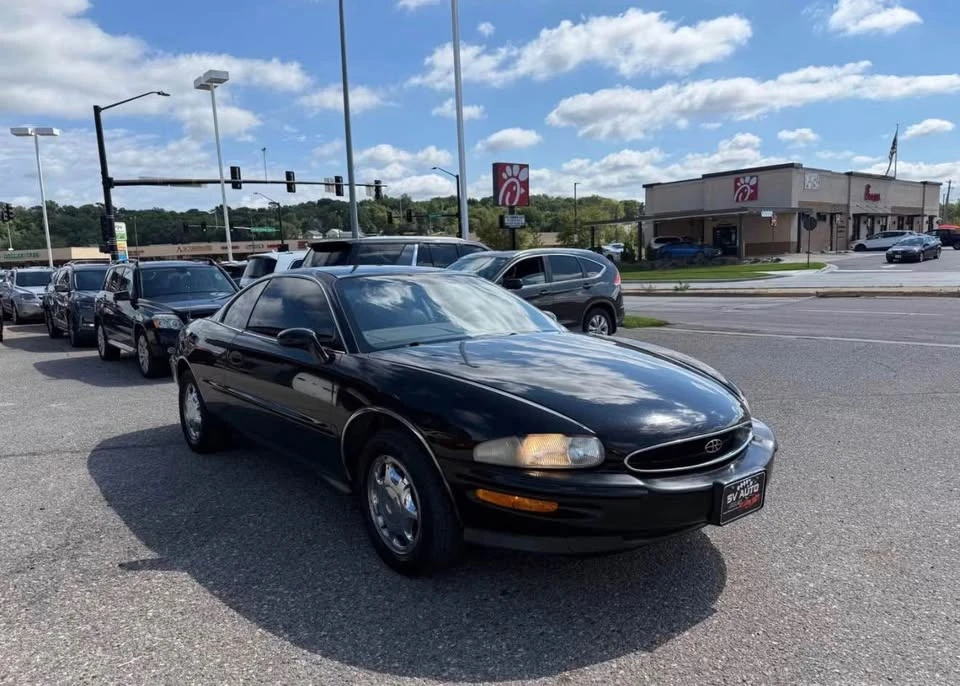 1998 Buick Riviera 8th Gen - Image 8 of 19