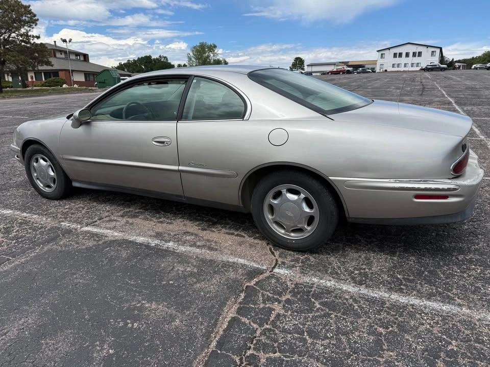 1998 Buick Riviera 8th Gen - Image 4 of 8