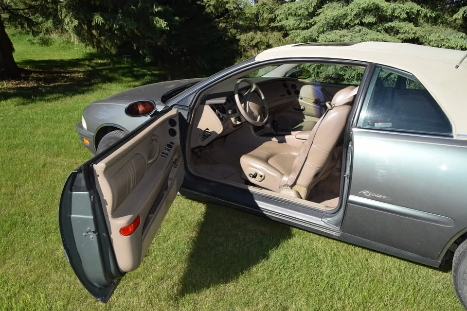 1998 Buick Riviera 8th Gen - Image 7 of 9