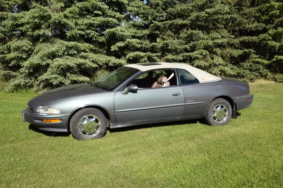 1998 Buick Riviera 8th Gen - Image 6 of 9