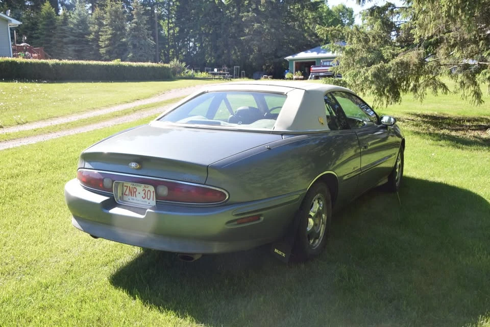 1998 Buick Riviera 8th Gen - Image 5 of 9