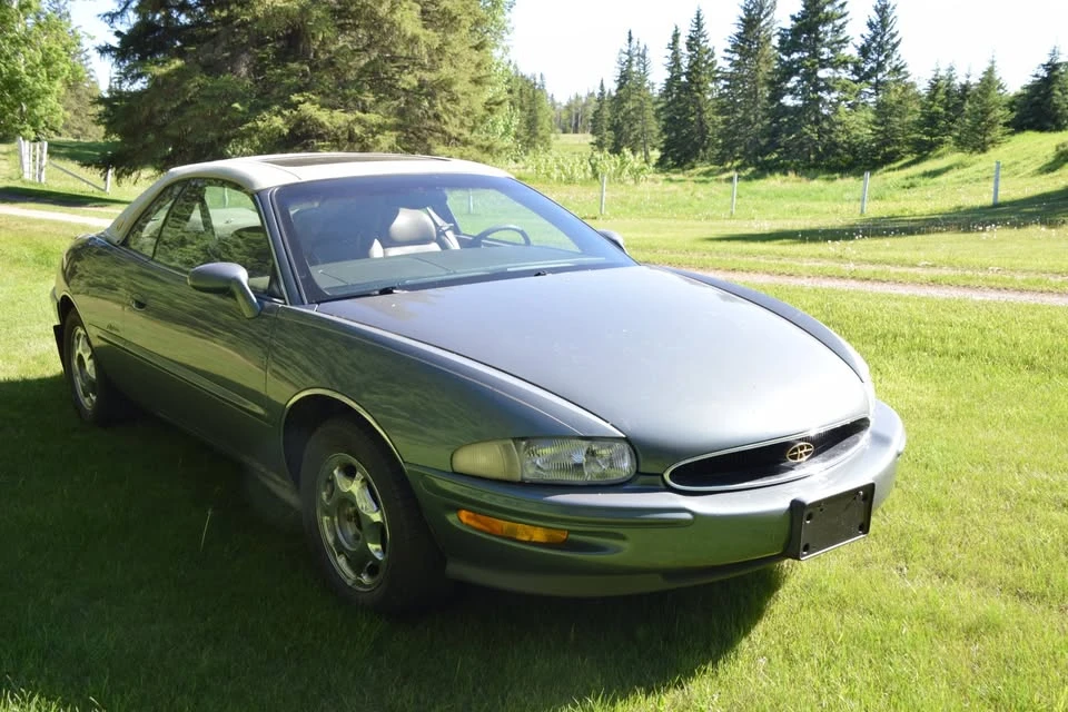 1998 Buick Riviera 8th Gen - Image 2 of 9