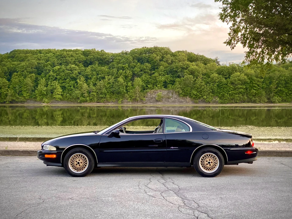 1998 Buick Riviera 8th Gen - Image 2 of 9