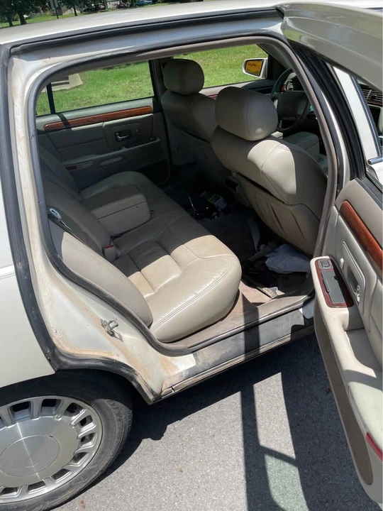 1998 Cadillac DeVille 7th Gen - Image 9 of 15