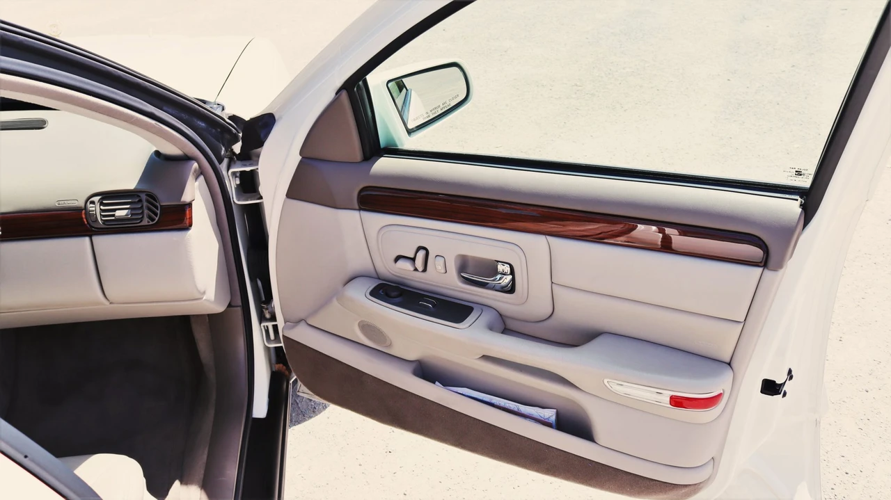 1998 Cadillac DeVille 7th Gen - Image 27 of 31