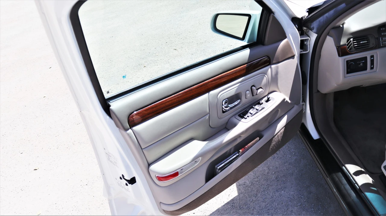1998 Cadillac DeVille 7th Gen - Image 23 of 31