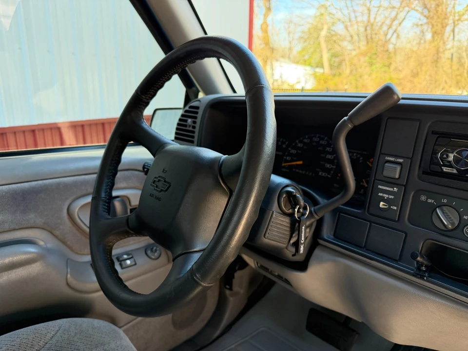 1998 Chevrolet - Image 17 of 31