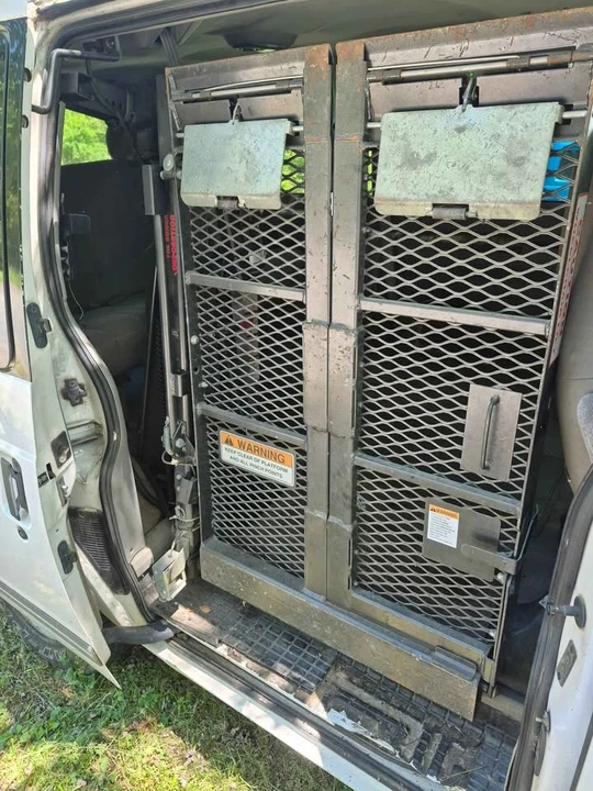 1998 Chevrolet Astro - Image 2 of 8