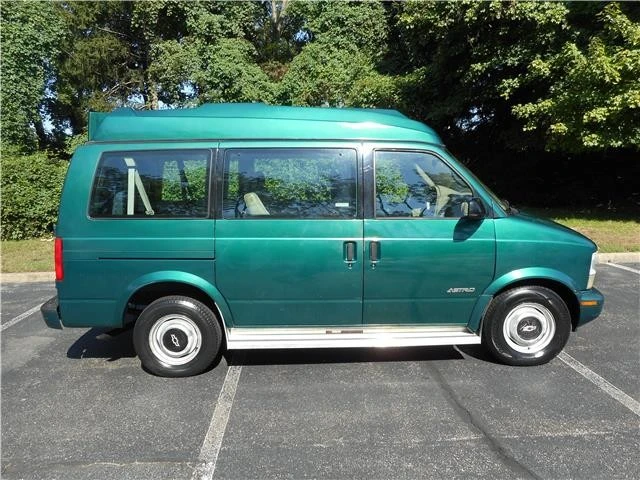 1998 Chevrolet Astro - Image 3 of 12