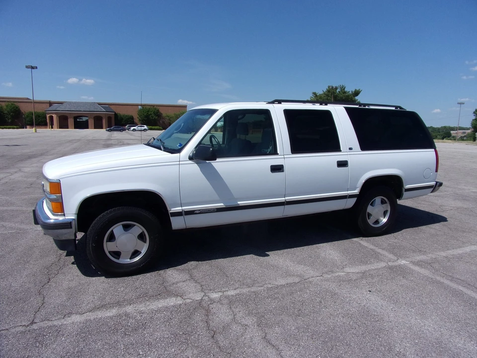 1998 Chevrolet Suburban 8th Gen - Image 4 of 31
