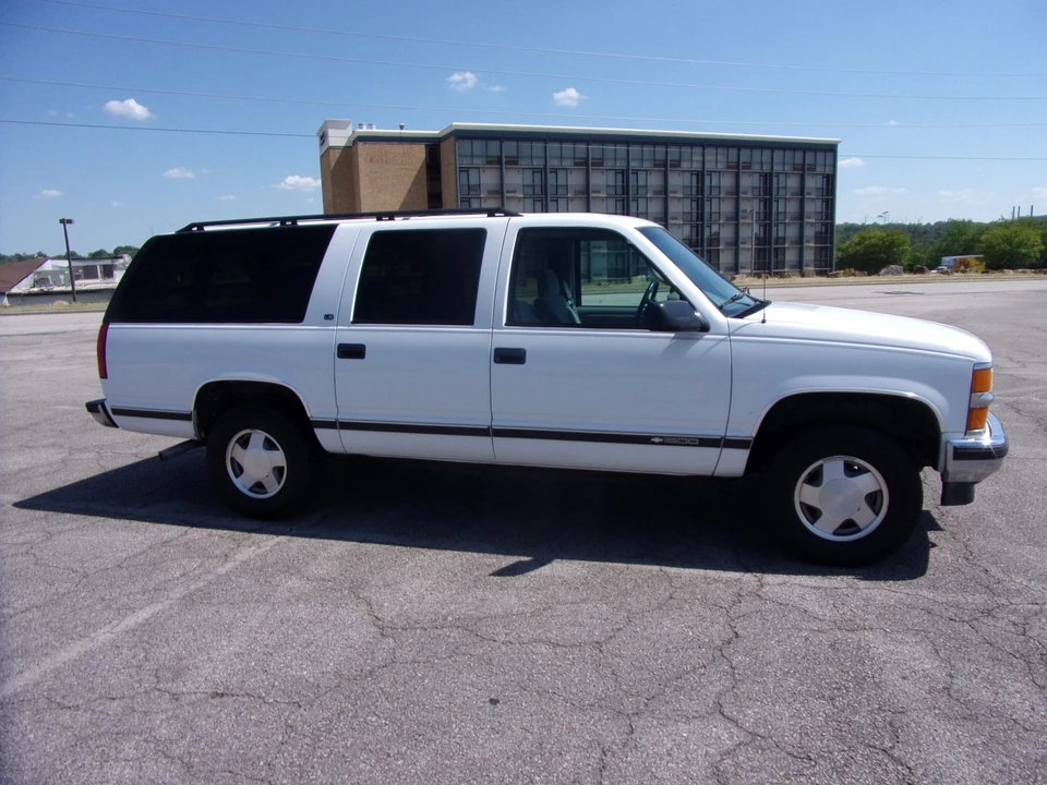 1998 Chevrolet Suburban 8th Gen - Image 13 of 31