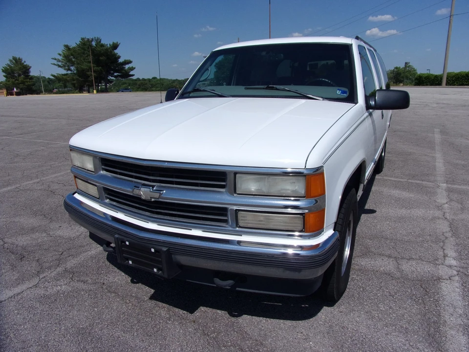 1998 Chevrolet Suburban 8th Gen - Image 2 of 31