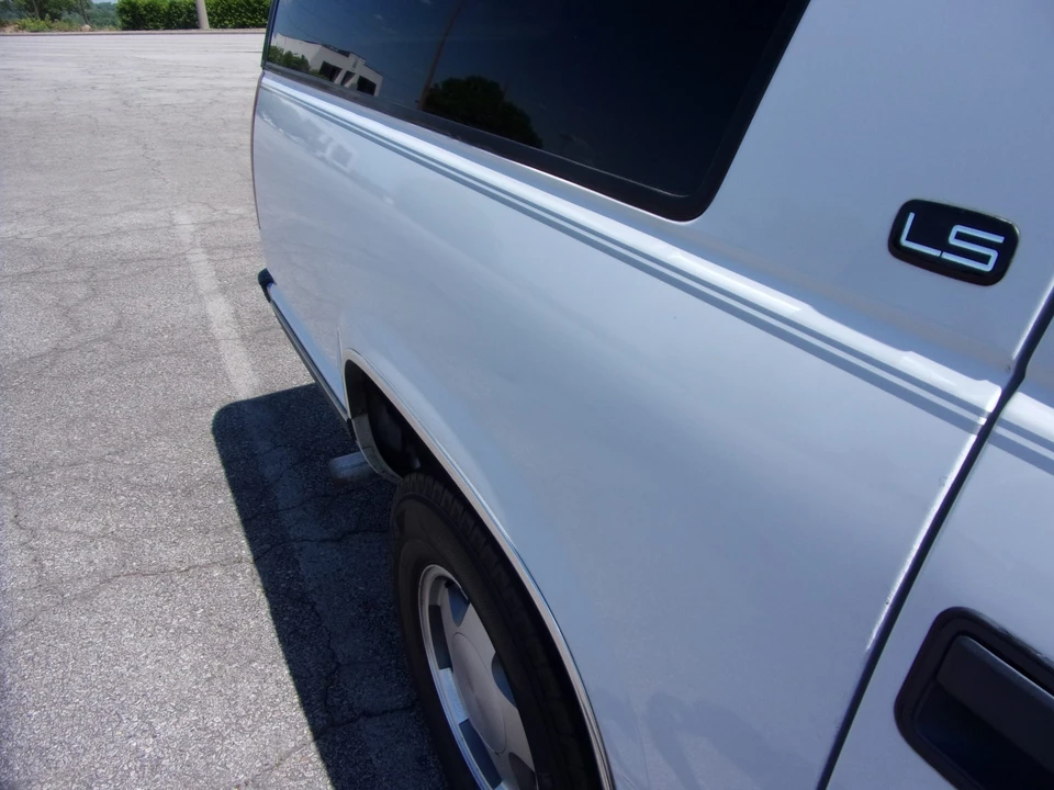 1998 Chevrolet Suburban 8th Gen - Image 18 of 31