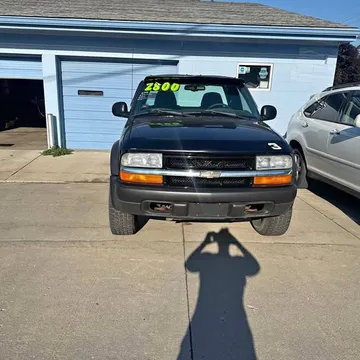 1998 Chevrolet S10 Extended Cab LS Pickup 3D 6 ft