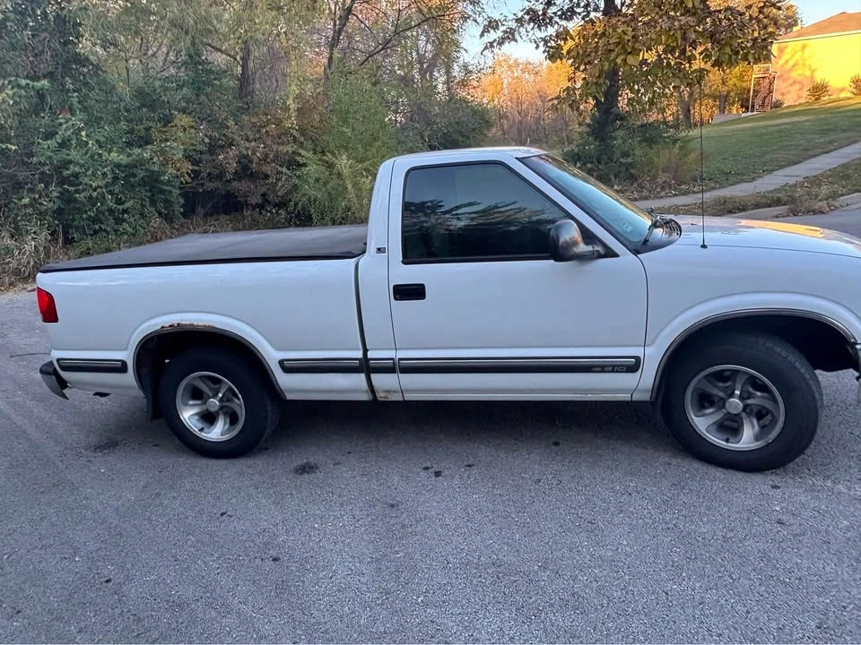 1998 Chevrolet S-10 - Image 2 of 16