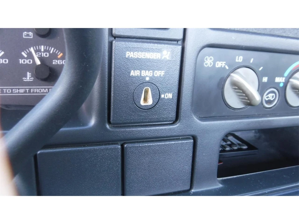 1998 Chevrolet Silverado - Image 23 of 31