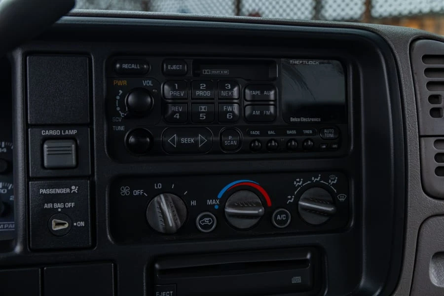 1998 Chevrolet Silverado - Image 26 of 30