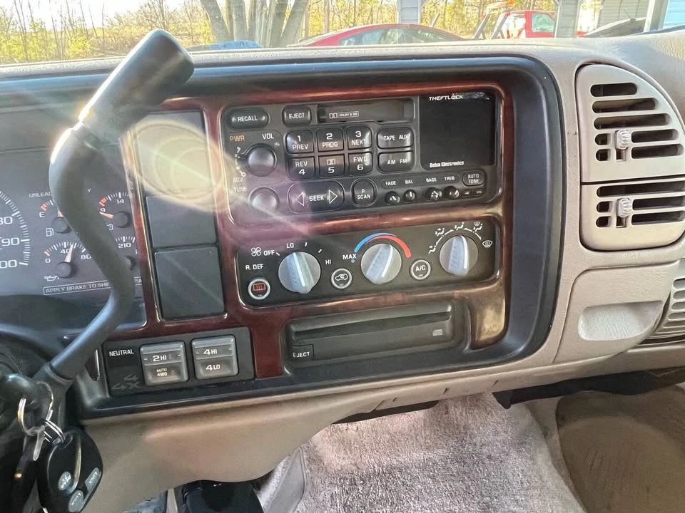 1998 Chevrolet Suburban - Image 10 of 20