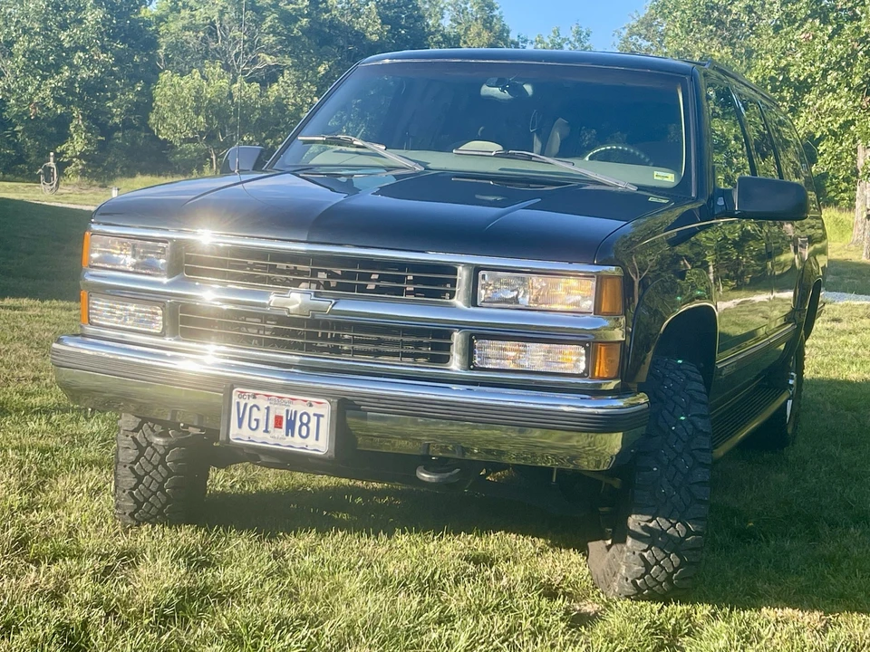 1998 Chevrolet Suburban 8th Gen - Image 2 of 31