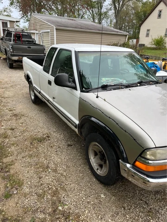 1998 Chevrolet S-10 - Image 2 of 11