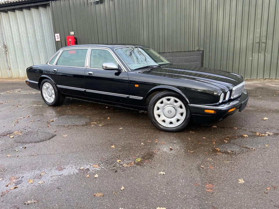 1998 Daimler - Image 2 of 30