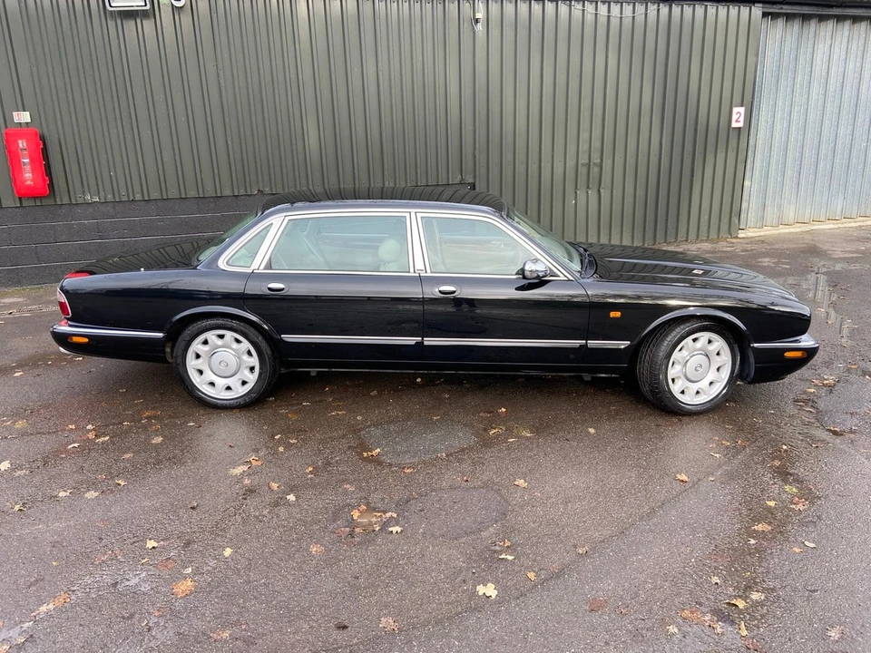 1998 Daimler - Image 3 of 30