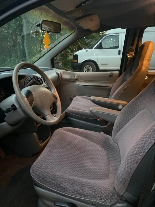 1998 Dodge Caravan - Image 3 of 4