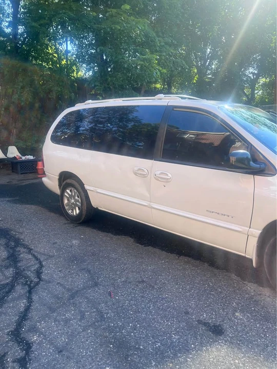 1998 Dodge Caravan - Image 2 of 10