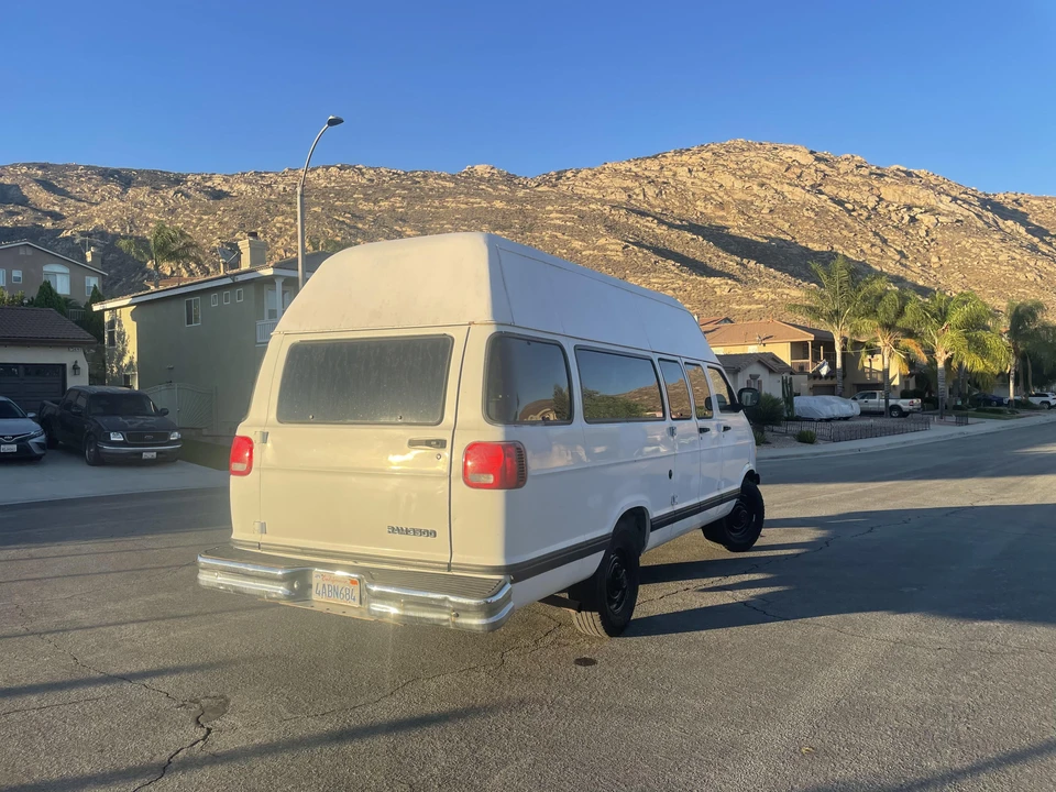 1998 Dodge Ram Van - Image 18 of 31