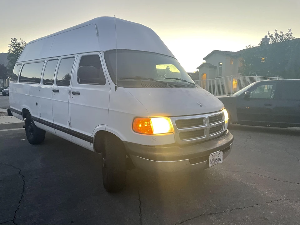 1998 Dodge Ram Van - Image 28 of 31