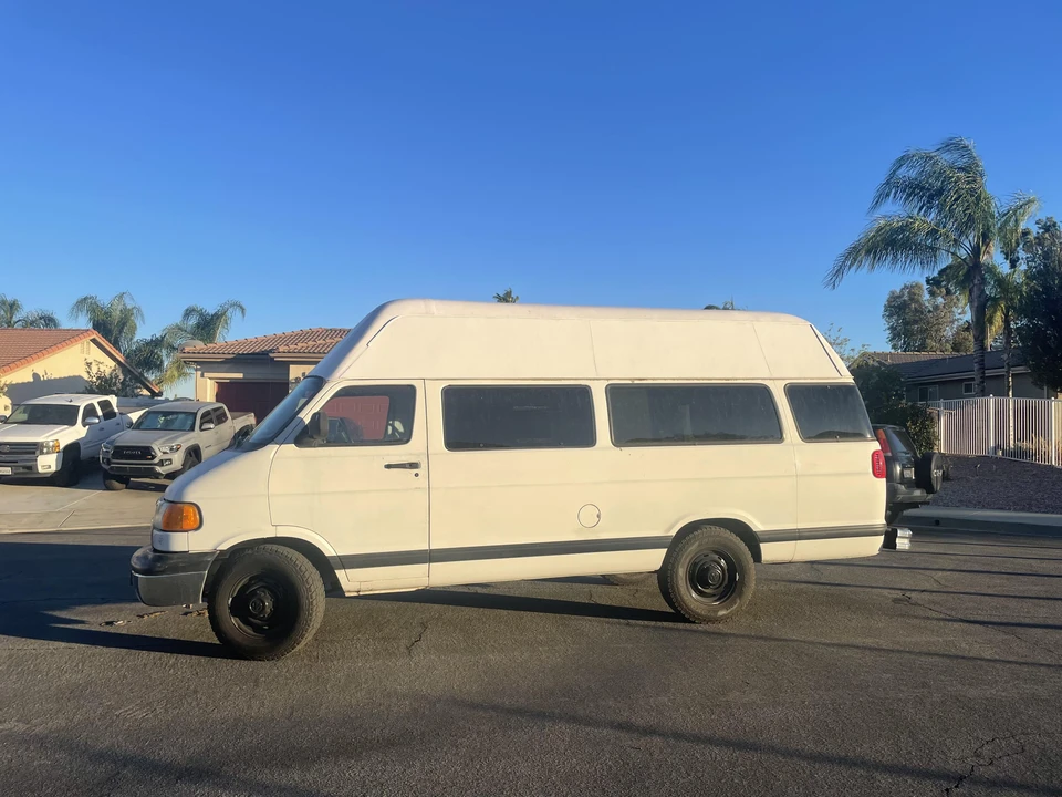 1998 Dodge Ram Van - Image 11 of 31