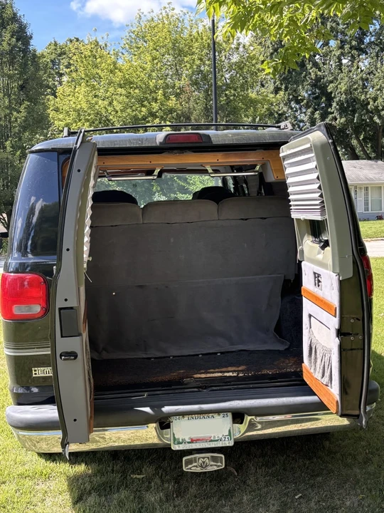 1998 Dodge Ram Van - Image 13 of 13