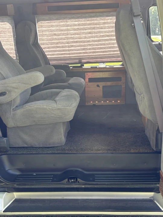 1998 Dodge Ram Van - Image 10 of 13