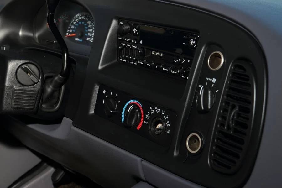 1998 Dodge Ram Van - Image 27 of 31