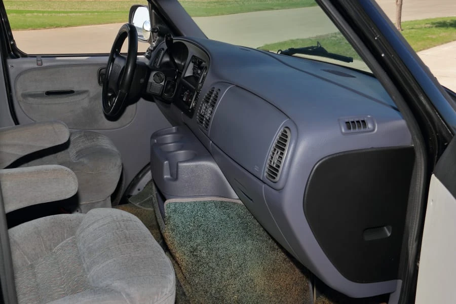 1998 Dodge Ram Van - Image 18 of 31