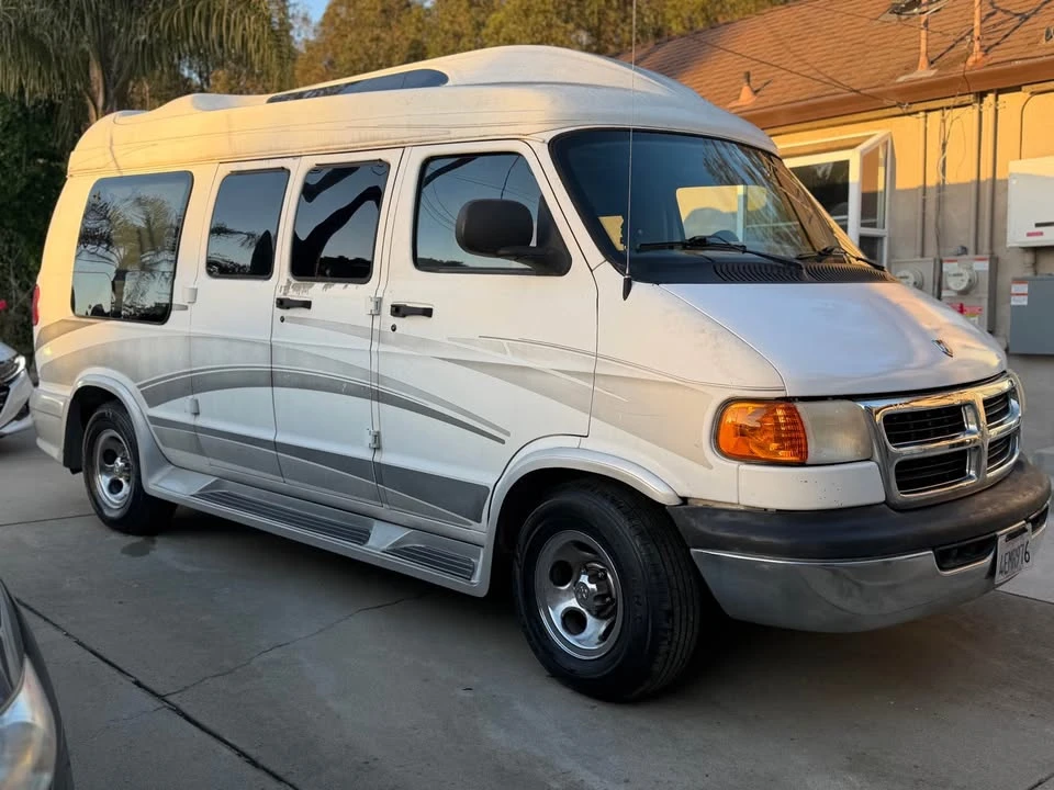 1998 Dodge Ram Van - Image 2 of 8