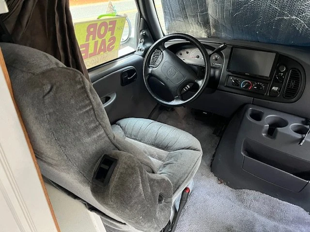 1998 Dodge Ram Van - Image 12 of 19