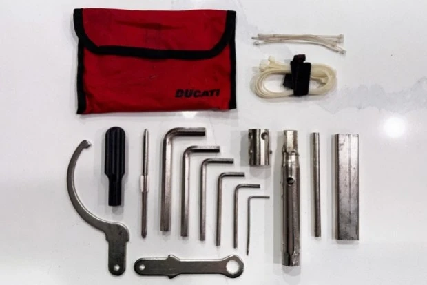 1998 Ducati 748 - Image 8 of 8