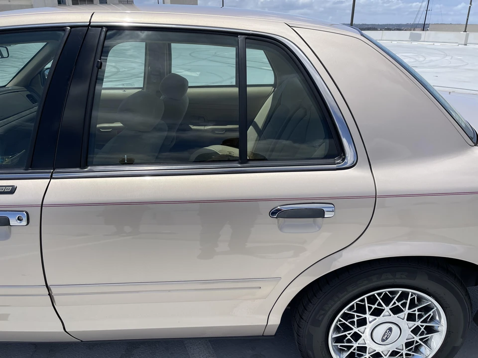 1998 Ford Crown Victoria - Image 21 of 31