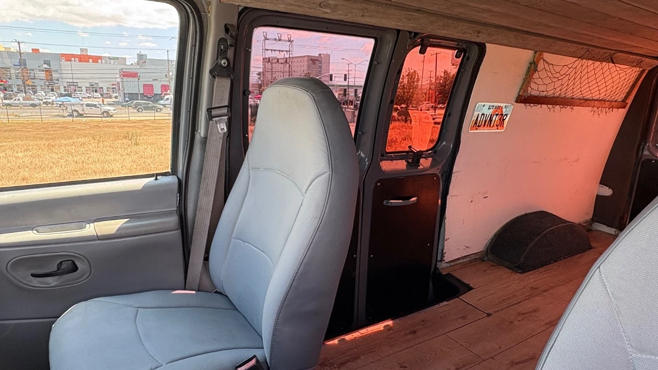1998 Ford Econoline Van - Image 13 of 21