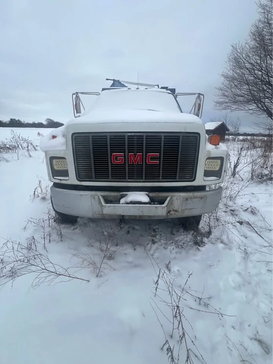 1998 GMC TopKick - Image 2 of 14