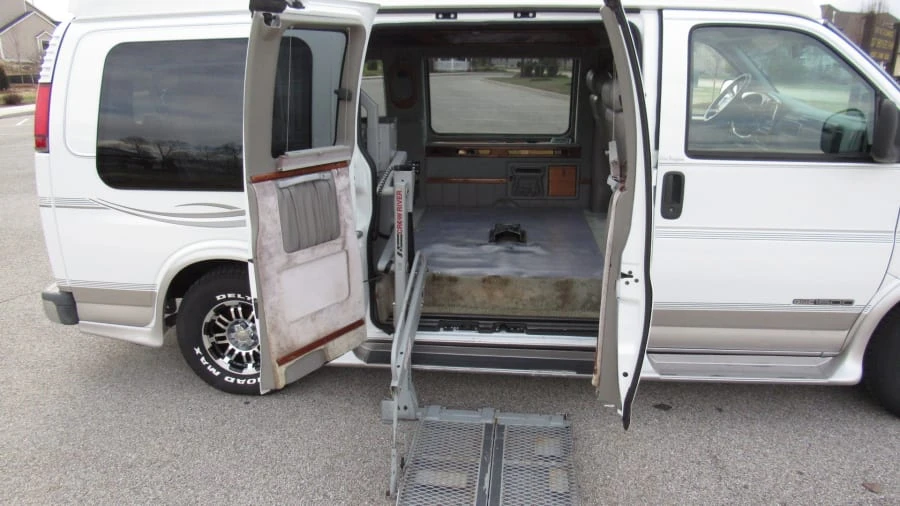 1998 GMC Savana - Image 6 of 9