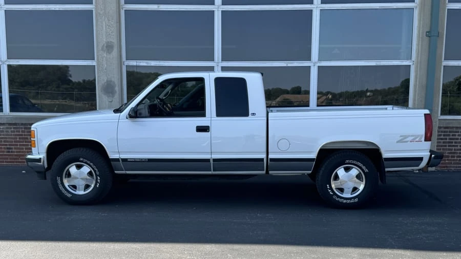 1998 GMC Sierra 1st Gen - Image 2 of 12