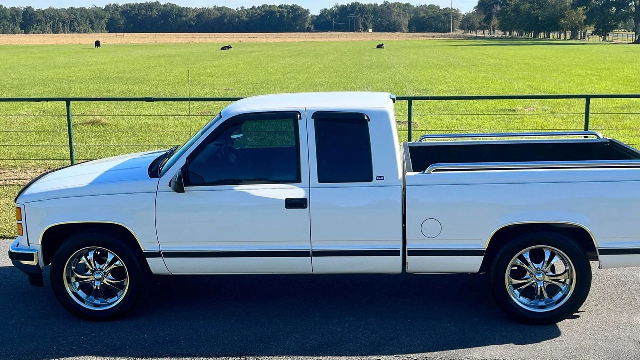 1998 GMC Sierra 1st Gen - Image 2 of 15