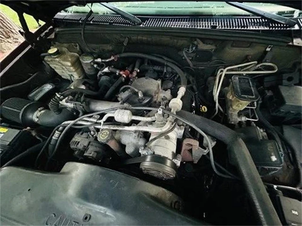 1998 GMC Suburban 8th Gen - Image 2 of 18