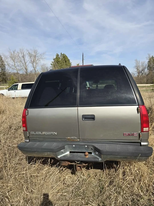 1998 GMC Suburban 8th Gen - Image 3 of 11