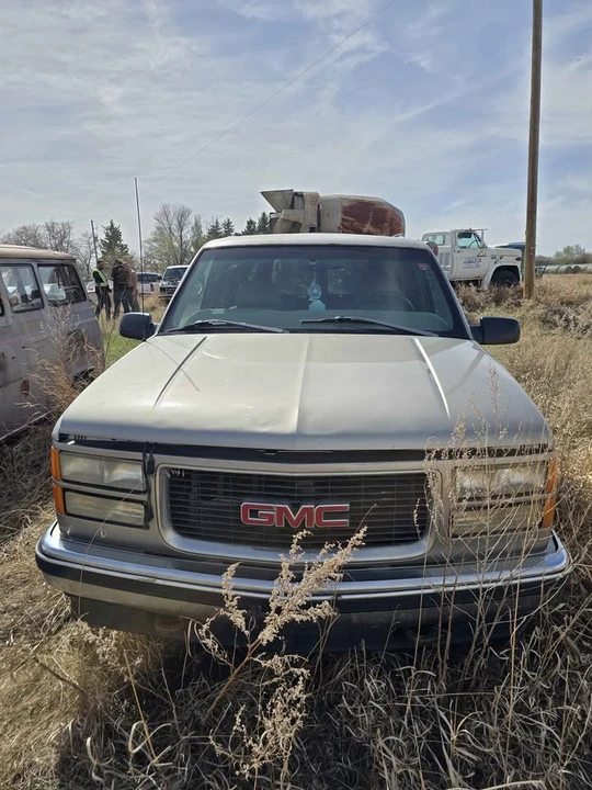1998 GMC Suburban 8th Gen - Image 5 of 11