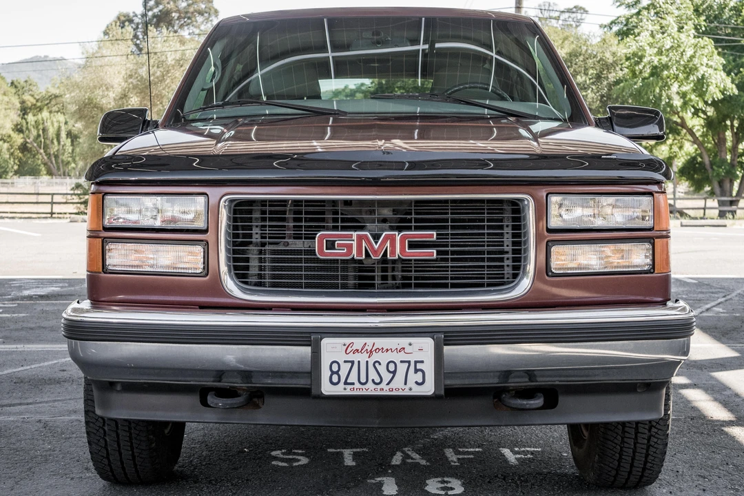 1998 GMC Suburban 8th Gen - Image 2 of 31