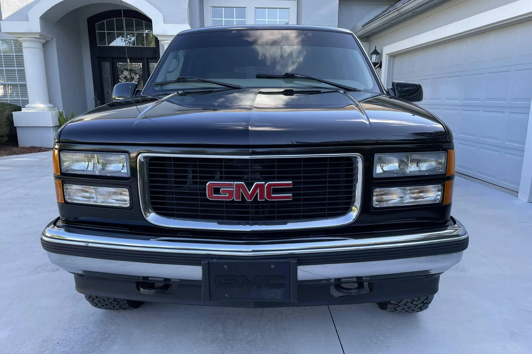 1998 GMC Suburban 8th Gen - Image 2 of 31